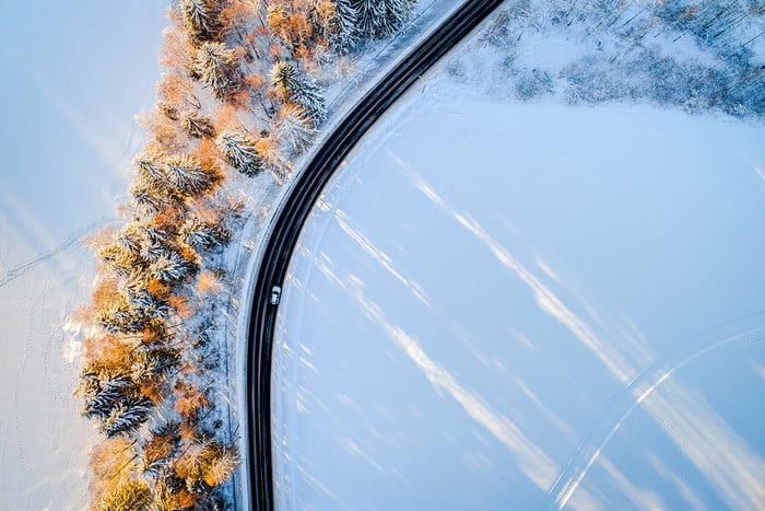 fotografia drones aerial drone shot of picturesque snow covered maridalen norway on a sunny winter afternoon 700x467 c