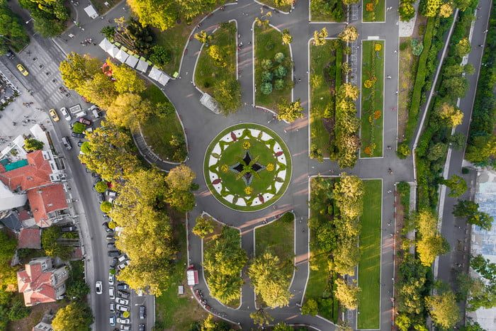 fotografia drones aerial view over flower structure in the sea garden burgas bulgaria 700x467 c