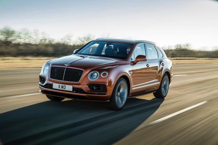 bentley bentayga speed lamborghini urus 3 700x467 c