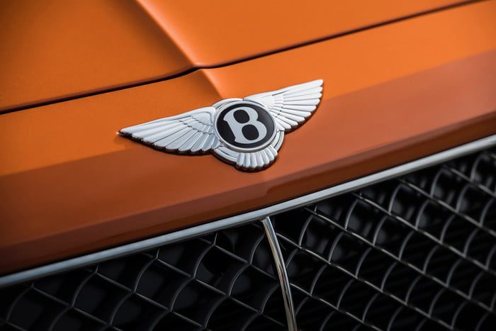 bentley bentayga speed lamborghini urus speedphoto james lipman jameslipman com 2 700x467 c