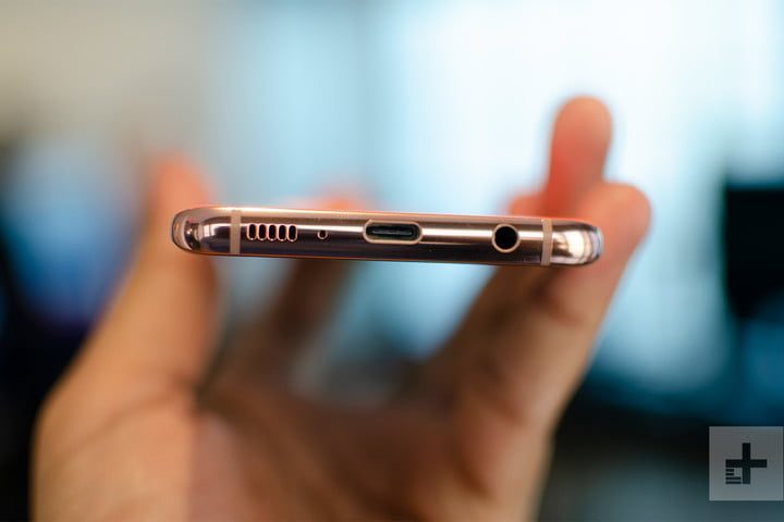 Vista de la ranura del conector mini USB de carga