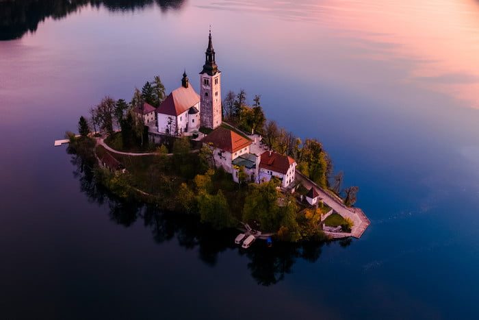 fotografia drones island castle drone 700x467 c