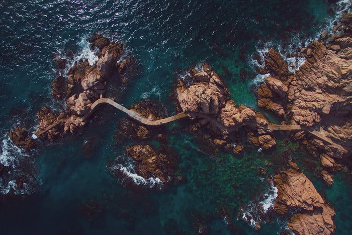 fotografia drones island roads drone 700x467 c