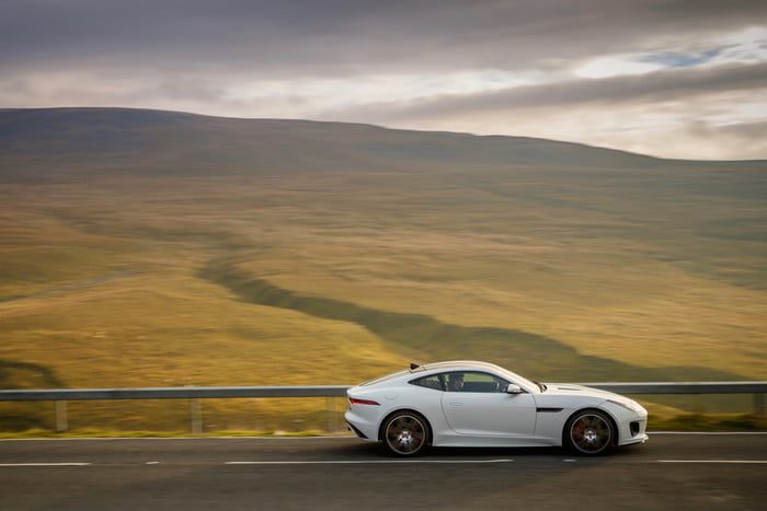 jaguar f type checkered flag jag 20my european model shown 5 700x467 c