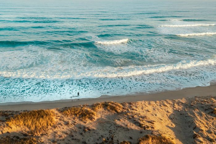 fotografia drones man on beach drone 700x467 c