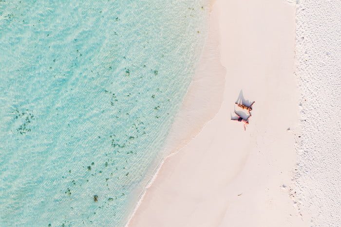 fotografia drones people on the beach drone 700x467 c