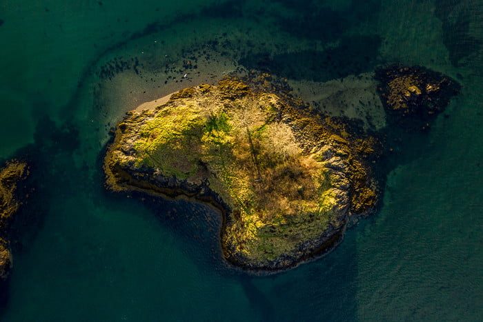 fotografia drones top down view of an small island in scotland 700x467 c