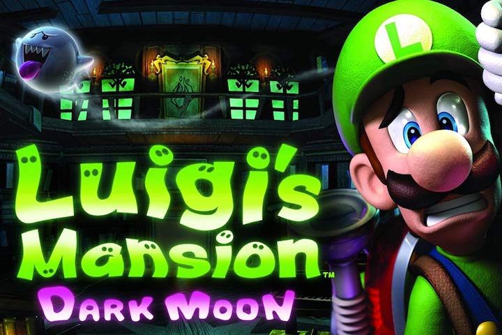 Luigi asomándose con una cara de susto y de fondo una casa de noche en Luigi’s Mansion: Dark Moon