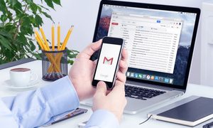 Persona revisando Gmail en un teléfono