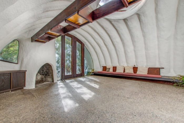 casa river falls hobbit house 2 700x467 c