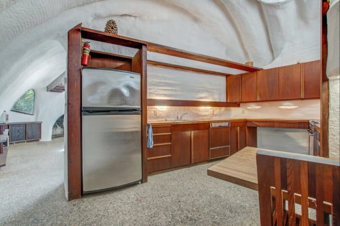 casa river falls hobbit house 7 700x467 c