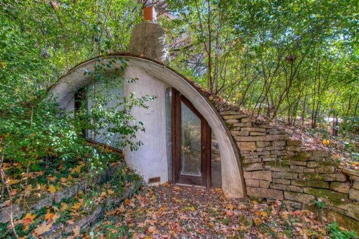 casa river falls hobbit house entrance 700x467 c