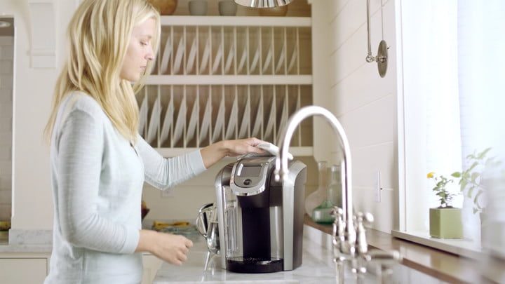 Coloca vinagre mezclado con agua y haz funcionar tu Keurig.