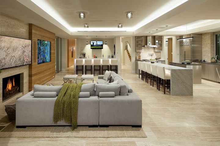 Sala con focos smart de una casa inteligente