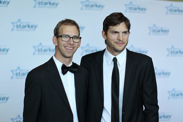 Ashton Kutcher: famosos con hermanos gemelos