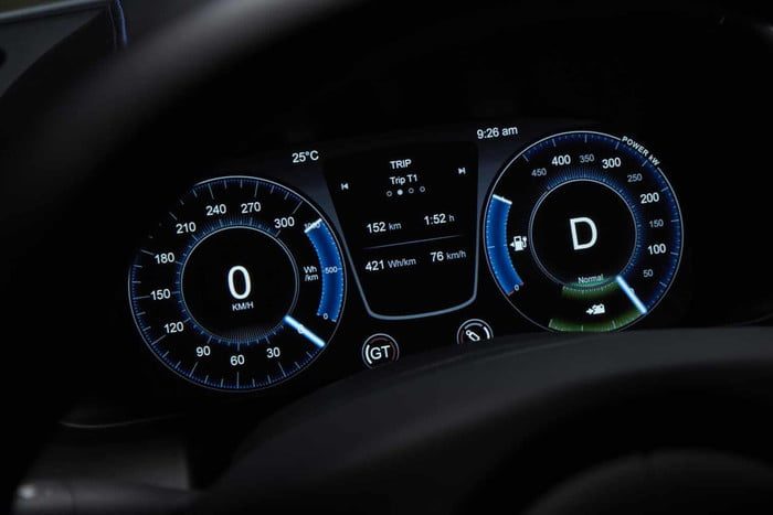 rapid e aston martin 007 rapide official 8 700x467 c