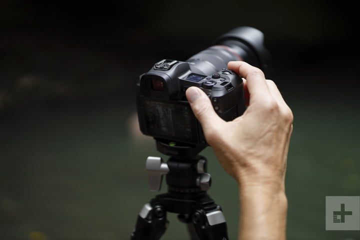 La Nikon Z 7 incorpora una estabilización interna de cinco ejes, a diferencia de la Canon EOS R.