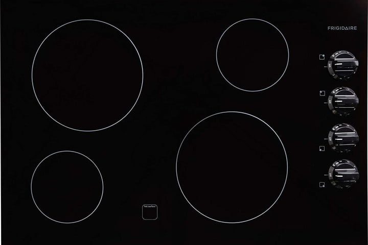 Frigidaire ofrece una vitrocerámica eléctrica básica de diseño simple.