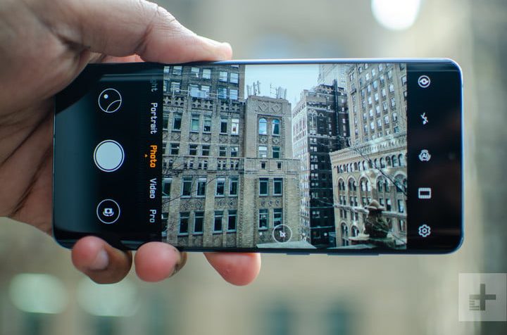 Huawei P30 Pro vs. Apple iPhone XS Max.