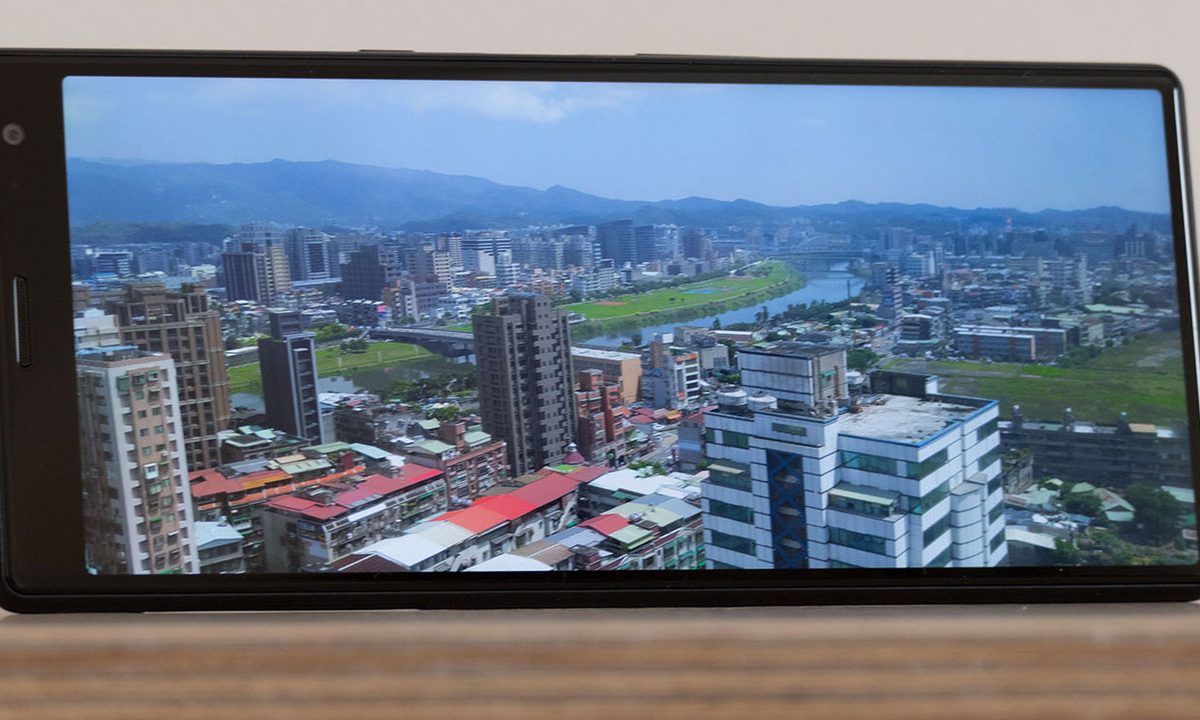 revision sony xperia 10 plus review feat