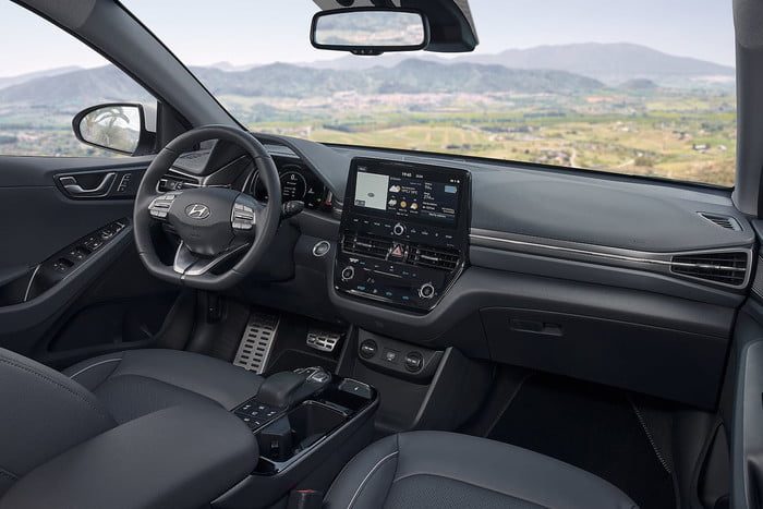 hyundai ioniq electric 2020 csm new interior 1 1610 9e54e3175a 700x467 c