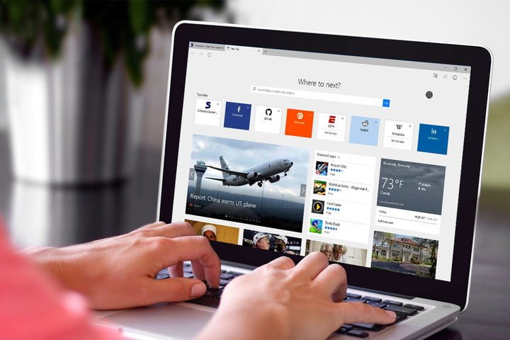 Una persona configurando su laptop con uno de las mejores mejores servicios VPN