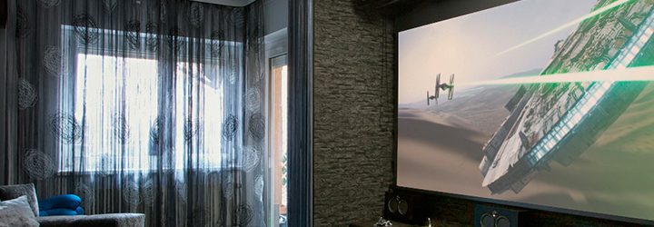 Proyección de una película en una sala con el mejor proyector 4K