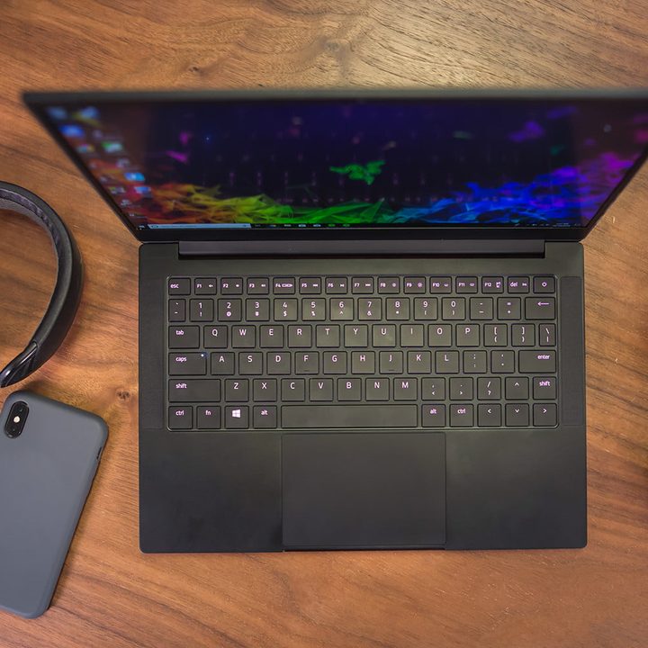 En materia de diseño entre MacBook Pro vs. Razer Blade Stealth, ambas son excelentes alternativas.
