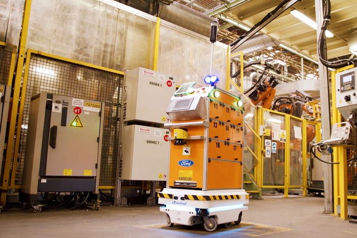 ford robot autonomo survival self driving makes life easier for employees 8 700x467 c