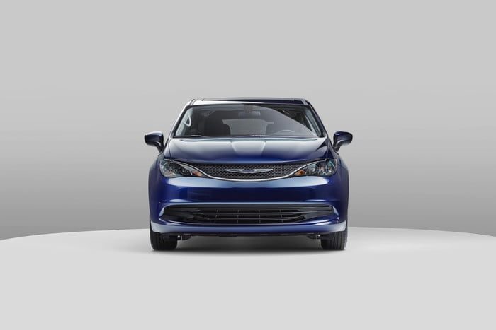 minivan chrysler voyager 2020 3 700x467 c