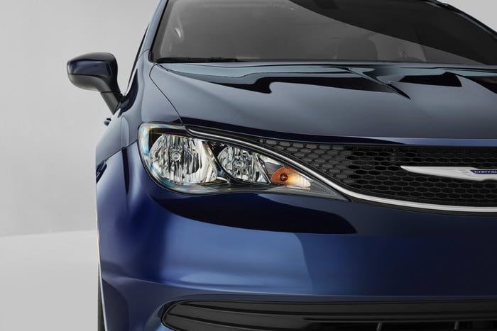 minivan chrysler voyager 2020 5 700x467 c