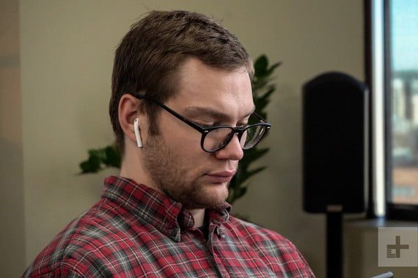 Comparamos las características de Klipsch T5 True Wireless vs. Apple AirPods.