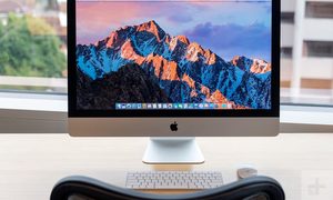 iMac sobre una mesa y cómo clonar un disco duro