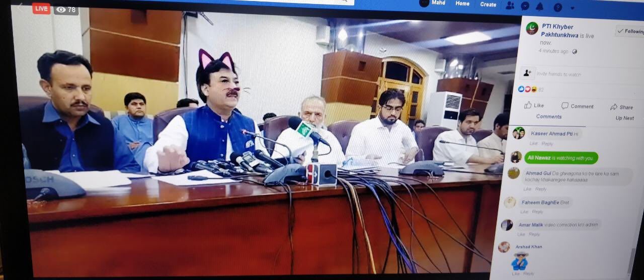 El ministro paquistaní Shaukat Yousafzai con el filtro de gato.