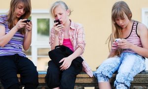 Niña mirando teléfono