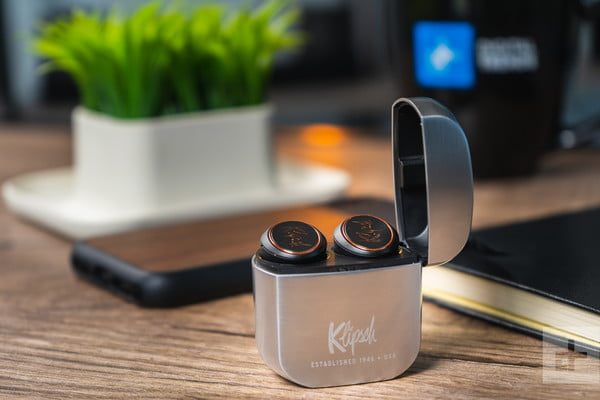 Comparamos el diseño de Klipsch T5 True Wireless vs. Apple AirPods.