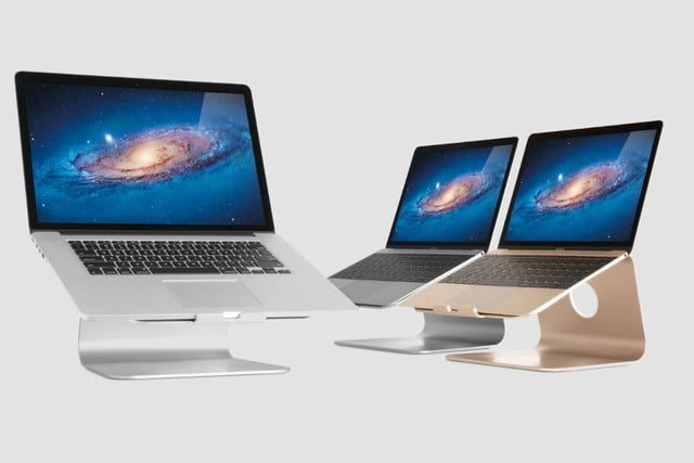 Tres computadoras sobre Soportes para laptops