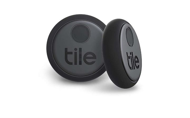 Rastreador Tile Sticker sobre fondo blanco