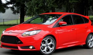 ford focus llamado revision 2019 2013 st left side angle 1200x630 c ar1 91