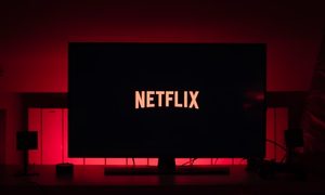 una pantalla de televisor negra con la palabra Netflix en el medio