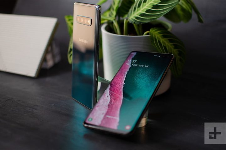 Galaxy Fold vs. Galaxy S10 Plus