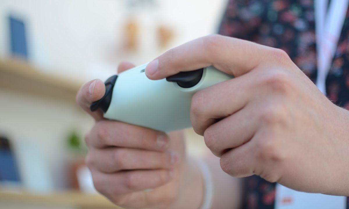 un joven con un control de videojuegos en la mano