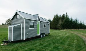 una casa pequeña en medio de la vegetación