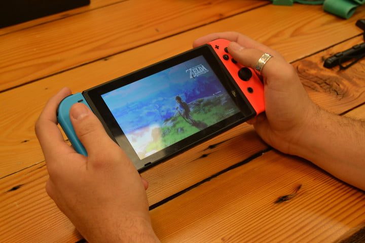 Usuario jugando Nintendo Switch