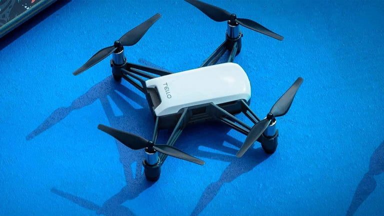 Vista superior del dron Tello Quadcopter, uno de los mejores productos electrónicos por menos de $100 dólares, sobre una base de color azul