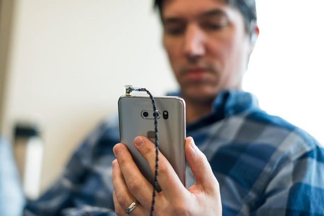 Hombre escuchando música en teléfono celular