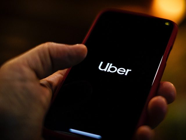Uber ejecutándose en un celular