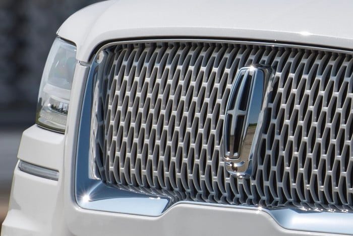 lincoln navigator 2020 white grille detail 700x467 c