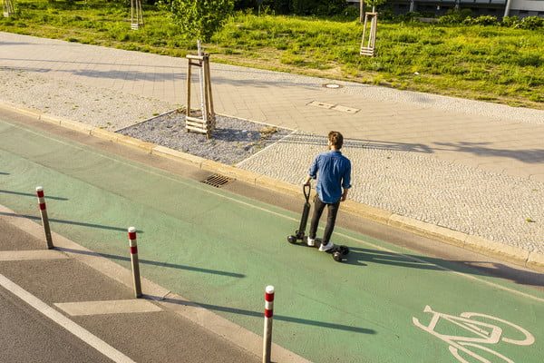 audi e tron scooter electrico combines with skateboard 6 600x400 c