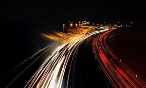 alquiler carros inteligencia artificial busy night highway 600x600